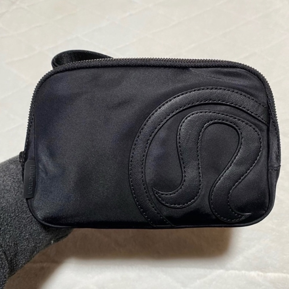 Lululemon black belt bag.
